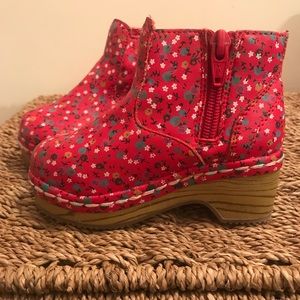 Clog-type booties